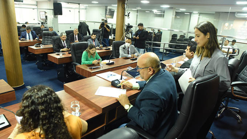 Imagem 1 -  Redação final do projeto da LOA de 2025 é aprovada na Câmara de Mossoró. Com 17 votos, o plenário validou, nesta sexta-feira (20), a versão final do texto, enviada ao Poder Executivo para sanção. A aprovação também marca o início do recesso parlamentar na Casa. A redação final, produto da inserção das 281 emendas, encerra três meses e meio de tramitação na Câmara da LOA (Projeto de Lei do Executivo 109/2024).