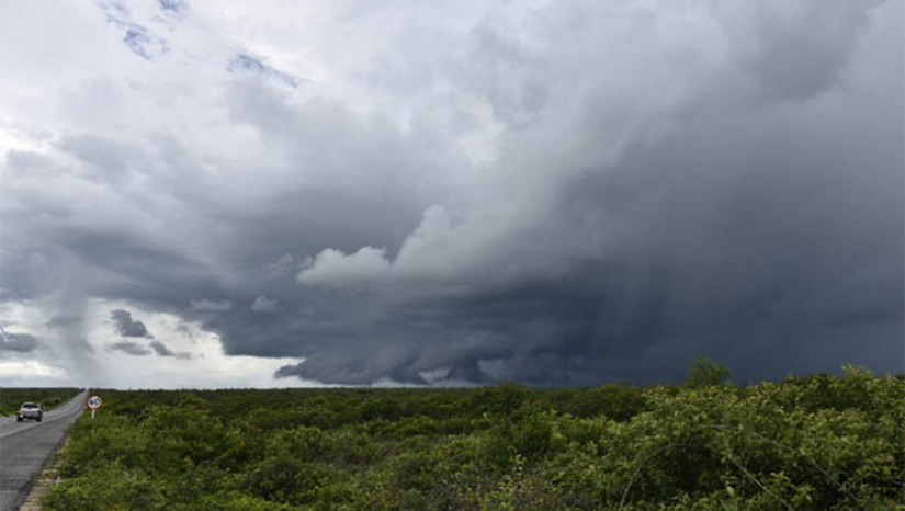 Imagem 1 - Verão de 2025 será menos quente no Rio Grande do Norte, prevê meteorologista. Gilmar Bistrot, da Emparn, o estado não terá um verão tão quente como o registrado no início deste ano, e apresentará chuvas dentro da normalidade. Segundo o meteorologista, as condições presentes nos oceanos Atlântico e Pacífico indicam que nos meses de janeiro, fevereiro e março as temperaturas ficarão entre 31 e 32 graus na capital, e mais elevadas no interior do Estado, com máximas de até 38 graus. Imagem 1 - Verão de 2025 será menos quente no Rio Grande do Norte, prevê meteorologista. Gilmar Bistrot, da Emparn, o estado não terá um verão tão quente como o registrado no início deste ano, e apresentará chuvas dentro da normalidade. Segundo o meteorologista, as condições presentes nos oceanos Atlântico e Pacífico indicam que nos meses de janeiro, fevereiro e março as temperaturas ficarão entre 31 e 32 graus na capital, e mais elevadas no interior do Estado, com máximas de até 38 graus.