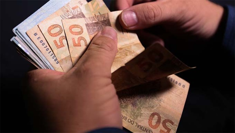 Imagem 1 -  De acordo com o calendário divulgado anteriormente, receberam hoje os servidores ativos, aposentados, pensionistas e empregados CLT que recebem até R$ 4.200 (valor bruto), incluindo os ativos da Educação que recebem até essa faixa.  Cerca de R$ 98 milhões serão injetados na economia Potiguar.  Também receberam o complemento do 13º salário aqueles que já haviam recebido um adiantamento em julho. Estão inclusos nesse grupo os servidores ativos que trabalham nos seguintes órgãos com arrecadação própria: ARSEP, DEI, DETRAN, IDEMA, IPEM, IPERN e JUCERN. Ao todo, são cerca de 42 mil pessoas contempladas nesta primeira etapa do pagamento.   Para quem recebe salários acima de R$ 4.200, entre ativos, inativos e pensionistas, o benefício será depositado no dia 10 de janeiro de 2025.
