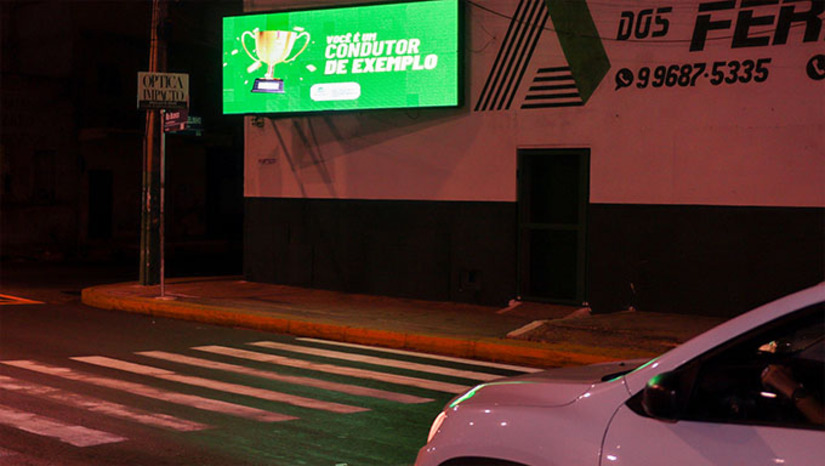 Imagem 1 -  Conforme a Secretaria Municipal de Segurança Pública, Defesa Civil, Mobilidade Urbana e Trânsito (SESDEM), a iniciativa tem um caráter principalmente educativo. “O objetivo é sensibilizar os motoristas para a importância de respeitar as faixas de pedestres, garantindo maior segurança para todos, especialmente para crianças, idosos e pessoas com mobilidade reduzida”, explicou Luís Correia, diretor-executivo de Mobilidade.