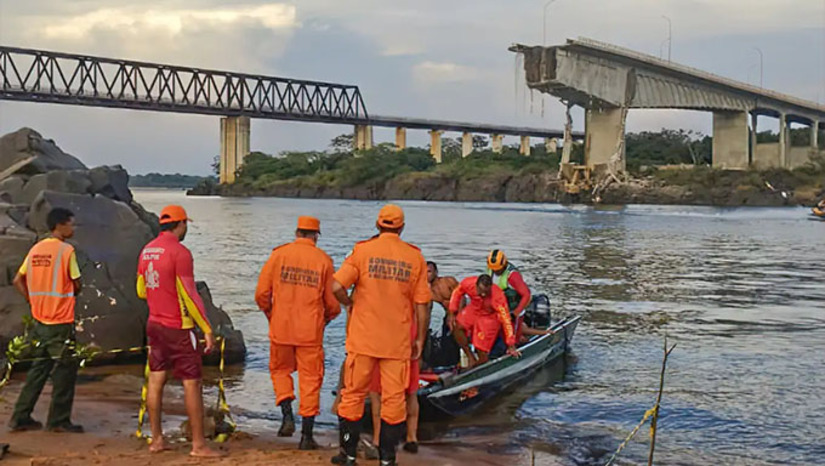 Imagem 1 -  Video do momento que a ponte começou a ceder e desabou. As autoridades reconheceram que pelo menos duas pessoas estão desaparecidas. Os moradores da região que gravaram a queda da ponte, falam em mais pessoas que estariam submersa no rio. Bombeiros da região fazem buscas.