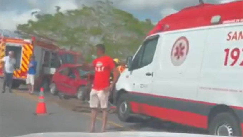 Imagem 1 -  Acidente fatal deixa cinco mortos na BR-226, no município de Bom Jesus. O acidente, tipo colisão frontal, envolvendo dois carros de passeio modelo Celtas, aconteceu por volta das 6h50 deste domingo (22), no KM 52,9 da BR 226, no Rio Grande do Norte. A Polícia Rodoviária Federal confirmou três mortes no local. Outras duas pessoas chegaram a ser socorridas para unidades de saúde da região, mas também não resistiram aos ferimentos. A PRF não informou o que teria causado a colisão, fato que deverá ser determinado pela perícia do Itep.