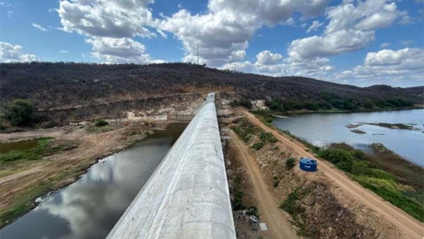 Imagem 1 -  As obras contemplam estauração da parede, do vertedouro e a substituição de todos os equipamentos hidromecânicos do reservatório, com capacidade para 49,7 milhões de metros cúbicos, localizado na Bacia Piranhas/Açu. Foram investidos R$ 23,9 milhões, recursos oriundos do governo federal. O projeto foi executado pelo Governo do Rio Grande do Norte com recursos do Ministério da Integração e do Desenvolvimento Regional. Passagem das Traíras é mais um reservatório público a reforçar a estrutura de armazenamento de água do Rio Grande do Norte em 2025. Outro é a Barragem Oiticica, cujas obras de fechamento da parede foram encerradas na semana passada.