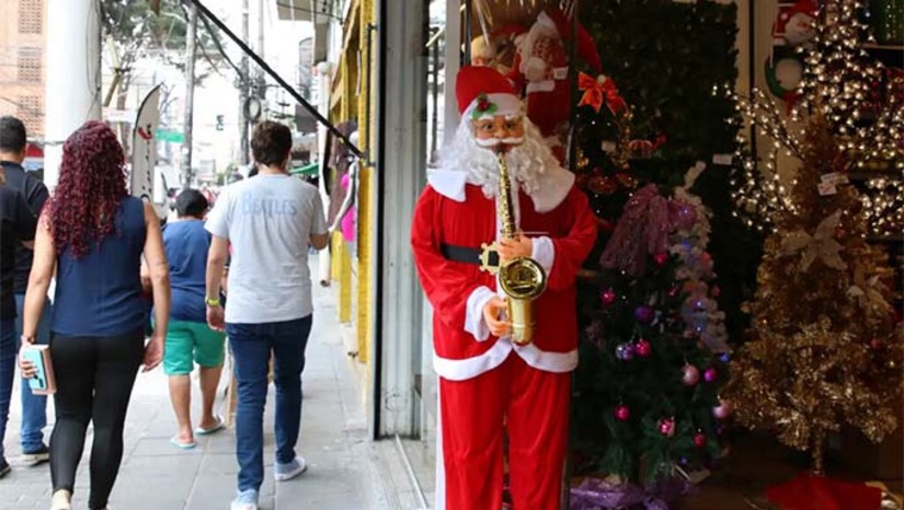Imagem 1 -  Nesta terça-feira (24), o comércio de rua no centro de Mossoró funciona até às 18h. No Partage Shopping, o horário de funcionamento de hoje também será diferenciado, com lojas, praça de alimentação e quiosques abertos das 10h às 18h. No Oitava Rosado Mall, as lojas aberem das 10h às 15h. Quem deseja fazer as compras de última hora, os supermercados e Hipermercados da cidade terão redução do horário de funcionamento e estarão abertos das 7h às 19h.