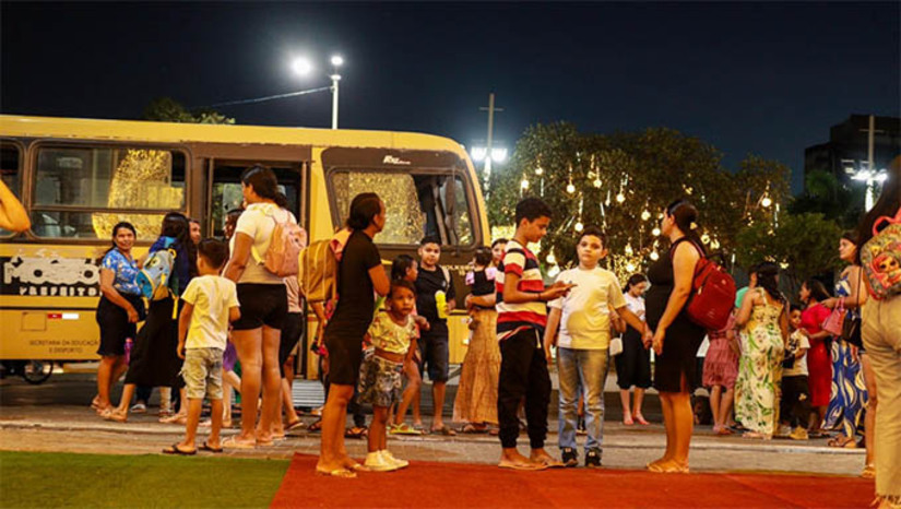 Imagem 1 -  “É encantador”: alunos da zona rural se divertem no “Estação Natal” pelo 3º ano consecutivo. A Prefeitura de Mossoró viabilizou, pelo terceiro ano consecutivo, a ida de estudantes de unidades de ensino da Rede Municipal, localizadas na zona rural, ao projeto “Estação Natal”, tornando a noite de quarta-feira (18) inesquecível para cerca de 800 alunos e seus familiares. O encantamento e a alegria das crianças fizeram brilhar com mais intensidade a iluminação natalina instalada na Estação das Artes Elizeu Ventania. 