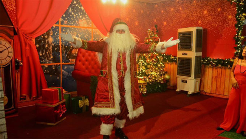 Imagem 1 -  Estação Natal conta com presença do Papai Noel nesta terça-feira, véspera de Natal. A presença do Papai Noel segue até esta terça-feira, dia 24, véspera de Natal, das 18h até as 22h. O Estação Natal abre às 17h. O ambiente conta com túnel de luz de 70 metros, Casa do Papai Noel, Fábrica de Brinquedos, Brinquedoteca, Presépio, Casa dos Duendes e árvore de Natal de 30 metros de altura. A programação cultural será realizada até o dia 6 de janeiro