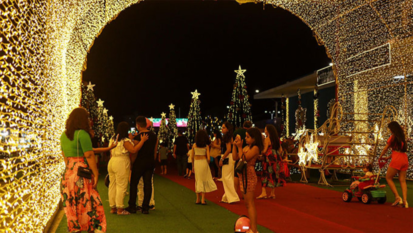 Imagem 1 - O “Estação Natal” seguirá aberto ao público até o dia 6 de janeiro com diversas apresentações. O horário de abertura do espaço acontece às 17h. "A estrutura é muito boa. No ano passado eu vim e nesse ano tá melhor. É uma oportunidade de toda a família vim conhecer o Papai Noel", comentou Silas Alexandre. Imagem 1 - O “Estação Natal” seguirá aberto ao público até o dia 6 de janeiro com diversas apresentações. O horário de abertura do espaço acontece às 17h. "A estrutura é muito boa. No ano passado eu vim e nesse ano tá melhor. É uma oportunidade de toda a família vim conhecer o Papai Noel", comentou Silas Alexandre.