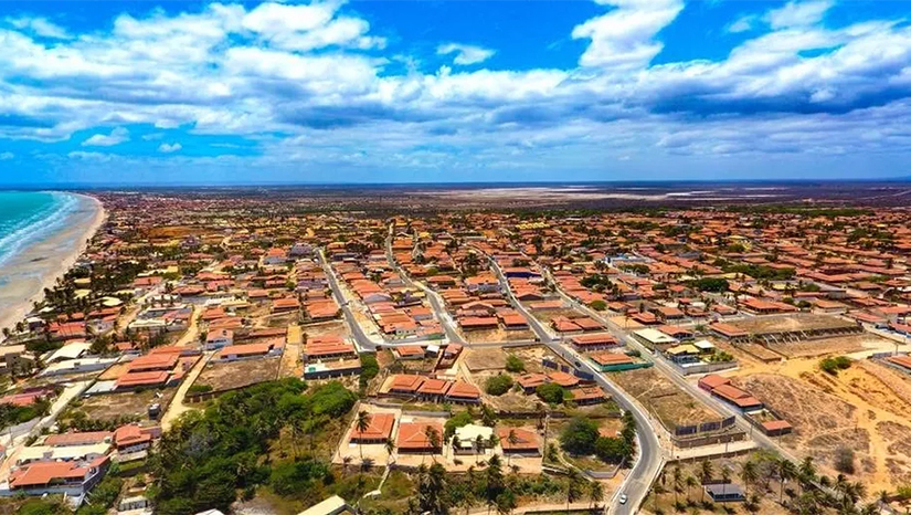 Imagem 1 - A cidade de Tibau tem 6 mil habitantes, e 23 mil residências registradas, neste período do ano chega a receber até 20 vezes seu número de habitantes, causando problemas no abastecimento de água, no fornecimento de energia, lotando também as padarias e outros estabelecimentos comerciais. Devido a alta demanda, a prefeitura de Tibau fez um trabalho de limpeza da Avenida principal e das praias, calçou inúmeras ruas e fez parceria com Mossoró e Grossos para implantação da base do SAMU durante o veraneio. A previsão da Caern é que o trabalho de retirada de vazamentos seja concluído ainda hoje, até as 17h, com retomada do funcionamento do sistema. A cidade de Tibau tem 6 mil habitantes, e 23 mil residências registradas, neste período do ano chega a receber até 20 vezes seu número de habitantes, causando problemas no abastecimento de água, no fornecimento de energia, lotando também as padarias e outros estabelecimentos comerciais. Devido a alta demanda, a prefeitura de Tibau fez um trabalho de limpeza da Avenida principal e das praias, calçou inúmeras ruas e fez parceria com Mossoró e Grossos para implantação da base do SAMU durante o veraneio. A previsão da Caern é que o trabalho de retirada de vazamentos seja concluído ainda hoje, até as 17h, com retomada do funcionamento do sistema. Imagem 1 - A cidade de Tibau tem 6 mil habitantes, e 23 mil residências registradas, neste período do ano chega a receber até 20 vezes seu número de habitantes, causando problemas no abastecimento de água, no fornecimento de energia, lotando também as padarias e outros estabelecimentos comerciais. Devido a alta demanda, a prefeitura de Tibau fez um trabalho de limpeza da Avenida principal e das praias, calçou inúmeras ruas e fez parceria com Mossoró e Grossos para implantação da base do SAMU durante o veraneio. A previsão da Caern é que o trabalho de retirada de vazamentos seja concluído ainda hoje, até as 17h, com retomada do funcionamento do sistema. A cidade de Tibau tem 6 mil habitantes, e 23 mil residências registradas, neste período do ano chega a receber até 20 vezes seu número de habitantes, causando problemas no abastecimento de água, no fornecimento de energia, lotando também as padarias e outros estabelecimentos comerciais. Devido a alta demanda, a prefeitura de Tibau fez um trabalho de limpeza da Avenida principal e das praias, calçou inúmeras ruas e fez parceria com Mossoró e Grossos para implantação da base do SAMU durante o veraneio. A previsão da Caern é que o trabalho de retirada de vazamentos seja concluído ainda hoje, até as 17h, com retomada do funcionamento do sistema.