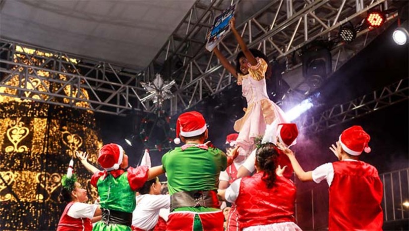 Imagem 1 -  O evento, que este ano chega a sua terceira edição, já se tornou tradição na cidade, com combinação de luzes, apresentações variadas de artistas e músicos locais. As apresentações como dança, música, arte e tudo muito especial e iluminado no palco montado na Estação das Artes Poeta Elizeu Ventania no “Estação Natal” continuam até o dia 6 de janeiro de 2025. Nsta quinta-feira (26) se apresentaPatrícia Vale e na sexta-feira (27) ás 19h Passos de Sabedoria, Danças Pastoril da Terceira Idade e ás 20h Késia e Banda.