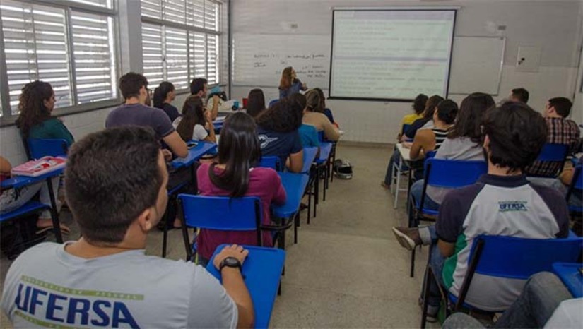 Imagem 1 -  Para a edição do SISU 2025, a Universidade Federal Rural do Semi-Árido – Ufersa, está ofertando 2.755 vagas, distribuídas em 30 cursos de graduação em Mossoró, Angicos, Caraúbas e Pau dos Ferros, para os dois semestres letivos do ano. Os candidatos devem se inscrever no período de 17 a 21 de janeiro de 2025, exclusivamente pela internet, gratuitamente, por meio do Portal Único de Acesso ao Ensino Superior. O resultado da chamada regular será divulgado dia 26 de janeiro.
