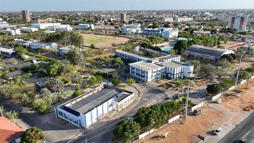 Imagem 1 -  Ao todo, 458 candidatos participaram da etapa inicial, realizada em agosto, o processo seletivo reduziu o número para 200 concorrentes antes de chegar aos 20 aprovados finais, 10 homens e 10 mulheres. O curso, totalmente gratuito, será realizado presencialmente no Centro de Instrução de Aviação Civil (CIAC) contratado pela UFERSA. Este é o primeiro curso de aviação civil oferecido por uma instituição pública no Brasil, representando um marco na democratização do acesso à aviação.