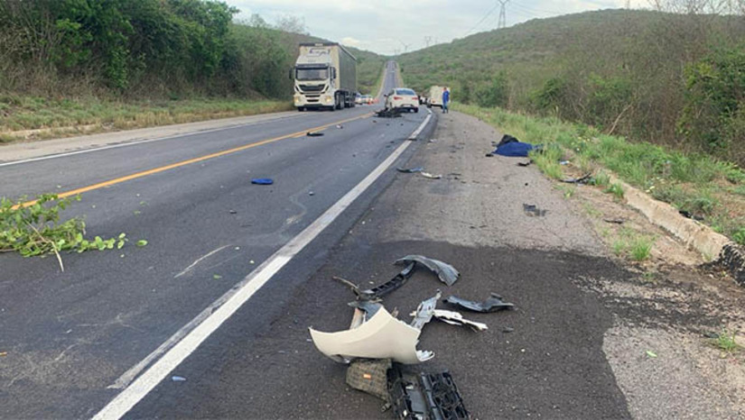 Imagem 1 -  Motociclista desabilitado invade pista contrária e acaba morrendo em acidente na BR-304. O caso foi registrado por volta das 4h50 desta sexta-feira (27), no km 234 da BR 304, na cidade de Riachuelo, no Rio Grande do Norte. Segundo a Polícia Rodoviária Federal, o condutor de uma motocicleta invadiu a pista contrária e colidiu de frente com um carro de passeio. Ele morreu no local. Ainda de acordo com os policiais, o motociclista não possuía permissão para pilotar e já tinha sido notificado anteriormente pela PRF por dirigir sem habilitação.