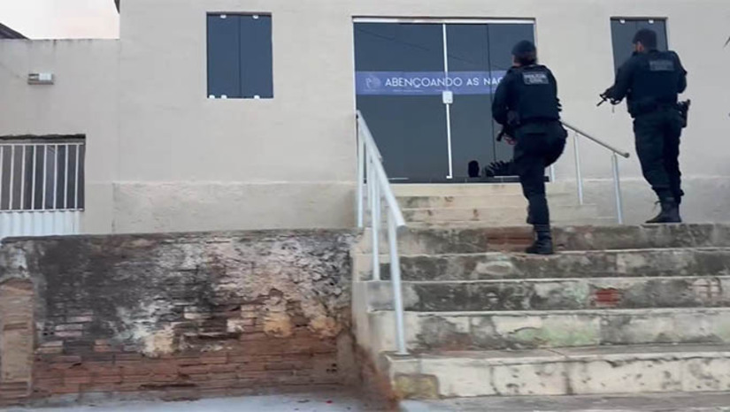 Imagem 1 -  João Dias: planejamento era matar Marcelo durante o culto no dia 19 de agosto. A família do prefeito Marcelo Oliveira acredita que os bandidos desistiram de matá-lo no dia 19 de agosto devido a quantidade de policiais militares na cidade e também pelo fato da praça em frente estar lotada. O pastor, conhecido por Marcelo, de 27 anos, foi preso nesta sexta-feira, 27, como autor intelectual e a Polícia procura a advogada e ex-candidata a prefeita Damária Jácome, assim como a irmã dela, a vereadora Leida de Laete e seus respectivos maridos, todos com prisão preventiva decretada pela Justiça.