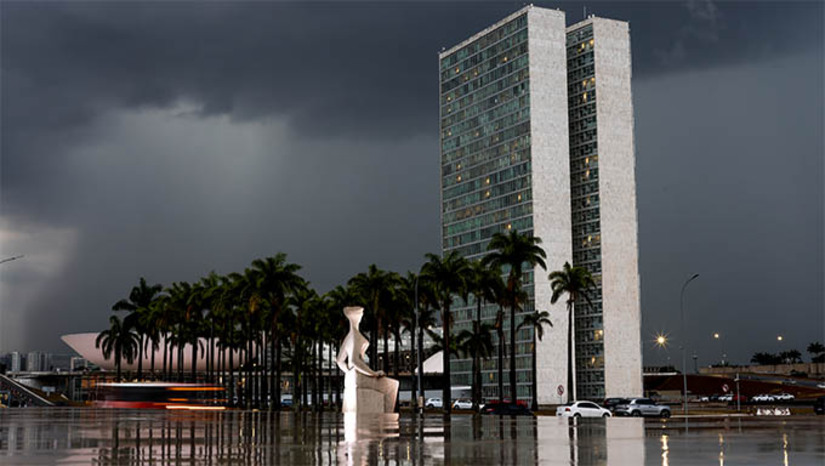 Imagem 1 -  Câmara tem até às 20h desta sexta (27) para explicar pagamento de emendas. O ministro Flávio Dino, do STF, cobrou respostas objetivas da Câmara dos Deputados sobre o ofício enviado ao Poder Executivo para pagamento de 5.449 emendas parlamentares no Orçamento da União. Os deputados, de acordo com a determinação do ministro, devem  enviar informações essenciais sobre como foi a aprovação das emendas nas comissões permanentes daquela Casa.