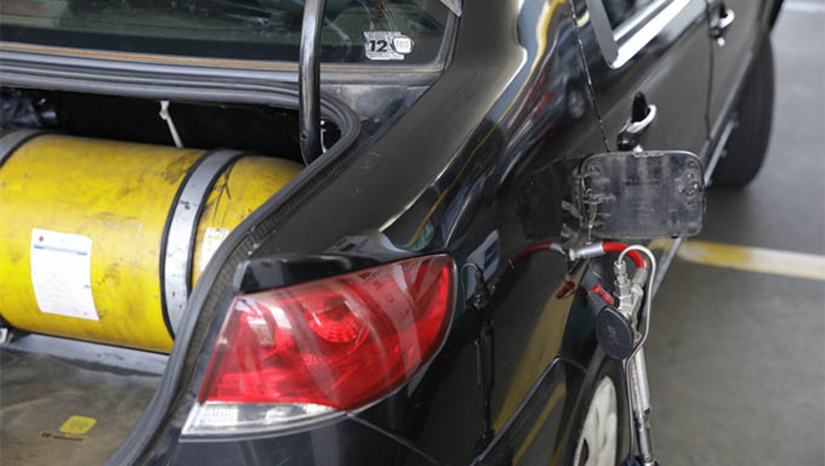 Imagem 1 -  Sancionada lei que reduz em 50% o IPVA de carros movidos a GNV no RN. A nova lei foi sancionada nesta sexta-feira (27), pela governadora Fátima Bezerra. A medida contempla 55 mil proprietários de veículos movidos a esse tipo de combustível no Rio Grande do Norte. Para a presidente da Companhia Potiguar de Gás (Potigás), Marina Melo, além de emitir menos poluentes, o GNV reduz a necessidade de transporte pesado de combustíveis por rodovias, já que é distribuído por gasodutos diretamente aos postos. “É um benefício muito importante para os usuários de GNV e também para a preservação do meio ambiente.”