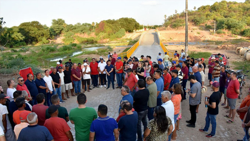 Imagem 1 -  Compromisso do gestor Salomão Gomes era iniciar e concluir os dois investimentos de acessibilidade em 2024, evitando assim a continuidade dos transtornos para atravessar o rio Apodi-Mossoró para quem mora nas comunidades da região Vale do Apodi durante o período de inverno. Foram investidos mais de R$ 3 milhões da arrecadação própria nas duas pontes. A meta do gestor é fazer também a ponte de Passagem Funda e de São Gonçalo, em encerrando, em definitivo, o problema de acesso à região do Vale.