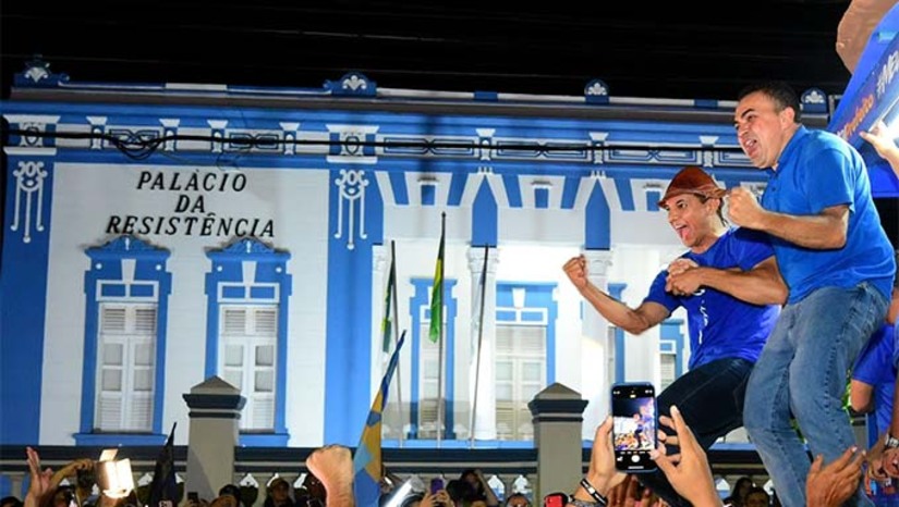 Imagem 1 -  A solenidade de posse está marcada para às 18h desta quarta-feira (01), no Teatro Municipal Dix-Huit Rosado e em seguida, o prefeito e o vice Marcos, caminharão até o Palácio da Resistência. ‘’Convido toda a população a fazer parte deste momento, o povo continua na Prefeitura, e o povo vai tomar posse mais uma vez’’, destacou Allyson Bezerra. 