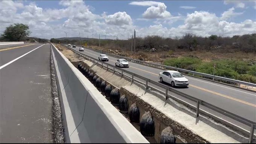 Imagem 1 - A nova ponte tem 125 metros de extensão, cinquenta a mais que a antiga, que levada pela enxurrada pelo Rio das Pedras na passagem de 31 de março para 1° de abril deste ano. Segundo o superintendente regional do DNIT, Getúlio Batista, as obras de reconstrução tiveram início efetivo em 3 de junho, com a demolição dos escombros da antiga ponte de 75 metros. A nova estrutura foi concluída em 20 de dezembro, cumprindo o prazo estabelecido. O custo total da obra foi de R$ 14,4 milhões. Imagem 1 - A nova ponte tem 125 metros de extensão, cinquenta a mais que a antiga, que levada pela enxurrada pelo Rio das Pedras na passagem de 31 de março para 1° de abril deste ano. Segundo o superintendente regional do DNIT, Getúlio Batista, as obras de reconstrução tiveram início efetivo em 3 de junho, com a demolição dos escombros da antiga ponte de 75 metros. A nova estrutura foi concluída em 20 de dezembro, cumprindo o prazo estabelecido. O custo total da obra foi de R$ 14,4 milhões.