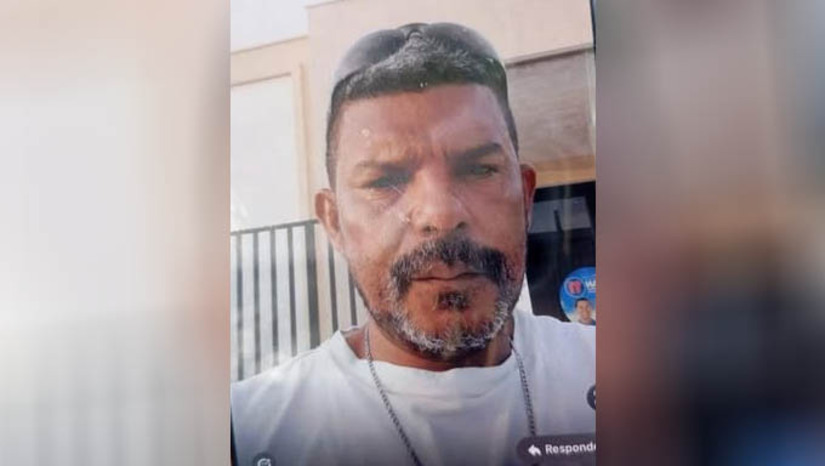 Imagem 1 -  Colisão entre duas motocicletas deixa um homem morto na BR-110, em Areia Branca. A vítima foi identificada como sendo Carlos Henrique, pedreiro, morador do Conjunto IPE. O outro homem envolvido no acidente foi socorrido para o hospital do município. O estado de saúde dele é desconhecido. A colisão aconteceu por volta das 15h desta segunda-feira (30), na BR-110, logo na entrada da cidade. Ainda não se sabe o que teria provocado a colisão entre as duas motocicletas. A polícia civil vai investigar o caso. 