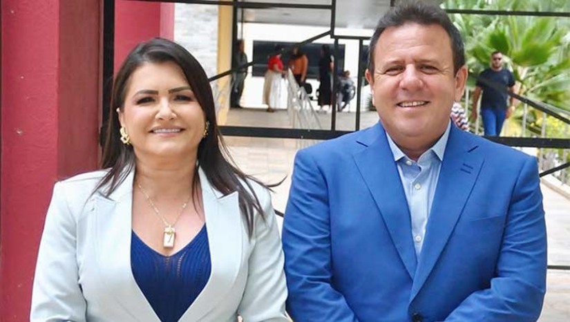 Imagem 1 -  A prefeita reeleita Lidiane Marques, o vice-prefeito Haroldo Souza e os vereadores eleitos assumem oficialmente seus cargos para o mandato 2025-2028. Esse é um momento especial para Tibau, que comemora tanto a chegada do novo ano quanto o início de mais um ciclo político. A cerimônia acontece logo após a meia-noite, na Câmara Municipal, e será aberta ao público.