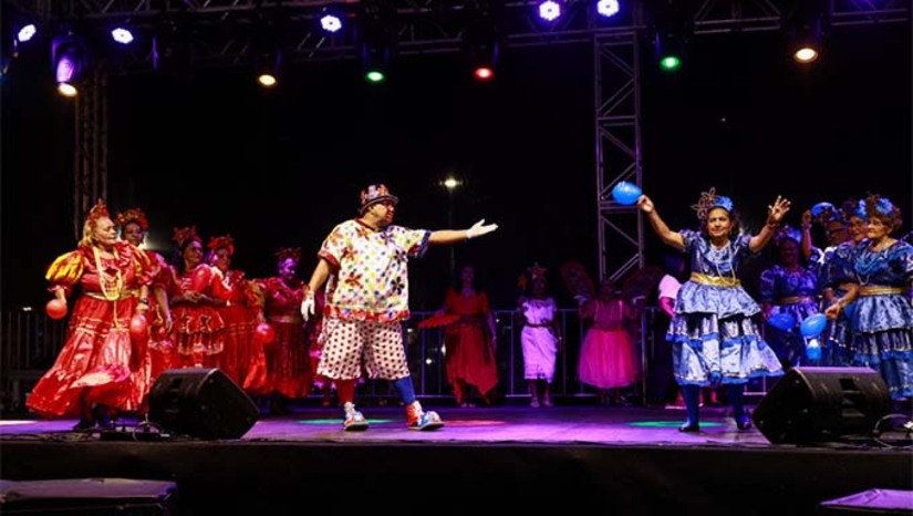 Imagem 1 - Os idosos que participam da “Casa Nossa Gente”, se apresentaram no palco do “Estação Natal”, com danças folclóricas e apresentações culturais. As senhoras do pastoril encantaram a plateia com a coreografia e seus vestidos brilhantes, mostrando que não há idade para viver a arte. Já os idosos que frequentam o Centro de Referência da Assistência Social (CRAS) do Parque das Palmeiras, visitaram o Estação Natal pela primeira vez, atraves do programa “Passeando na Melhor Idade”. Imagem 1 - Os idosos que participam da “Casa Nossa Gente”, se apresentaram no palco do “Estação Natal”, com danças folclóricas e apresentações culturais. As senhoras do pastoril encantaram a plateia com a coreografia e seus vestidos brilhantes, mostrando que não há idade para viver a arte. Já os idosos que frequentam o Centro de Referência da Assistência Social (CRAS) do Parque das Palmeiras, visitaram o Estação Natal pela primeira vez, atraves do programa “Passeando na Melhor Idade”.