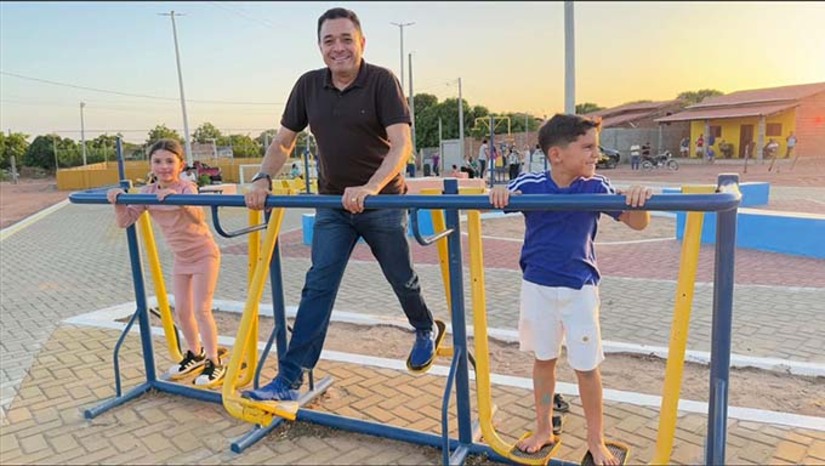 Imagem 1 -  Neste dia 31, o prefeito Josivan Bibiano, que está se despedindo de 16 anos de gestão, inaugurando quadra poliesportiva na Vila Rio Grande do Sul, depois a ampliação do Hospital Municipal, em seguida a pavimentação asfáltica das avenidas da Vila Brasília, e encerra sequência de obras inaugurando o Estádio de Futebol Francisco Antônio da Costa, o Fião