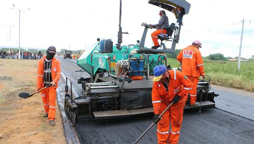 Imagem 1 - Estado vai recuperar mais 130 km de rodovias que absorveram o tráfego após interdição na BR-304. O Departamento Nacional de Infraestrutura de Transportes (DNIT) publicou nesta terça-feira (31) o edital de licitação para contratar a empresa responsável pelos serviços de conservação e recuperação das vias. Entre os trechos a serem restaurados estão as rodovias RN-118 (BR-304, em Itajá, até BR-406, em Macau), RN-129 (BR-304, em Lajes, até Pedra Preta), RN-263 (RN-129, em Pedra Preta, até o perímetro urbano da cidade), RN-269 (Nova Cruz a Passa e Fica) e RN-093 (RN-011, em Lagoa D’Anta, até Tangará). Estas rodovias absorveram o fluxo do tráfego da principal via de escoamento logístico do estado, a BR-304, após ponte desabar com as chuvas, em março deste ano. Imagem 1 - Estado vai recuperar mais 130 km de rodovias que absorveram o tráfego após interdição na BR-304. O Departamento Nacional de Infraestrutura de Transportes (DNIT) publicou nesta terça-feira (31) o edital de licitação para contratar a empresa responsável pelos serviços de conservação e recuperação das vias. Entre os trechos a serem restaurados estão as rodovias RN-118 (BR-304, em Itajá, até BR-406, em Macau), RN-129 (BR-304, em Lajes, até Pedra Preta), RN-263 (RN-129, em Pedra Preta, até o perímetro urbano da cidade), RN-269 (Nova Cruz a Passa e Fica) e RN-093 (RN-011, em Lagoa D’Anta, até Tangará). Estas rodovias absorveram o fluxo do tráfego da principal via de escoamento logístico do estado, a BR-304, após ponte desabar com as chuvas, em março deste ano.