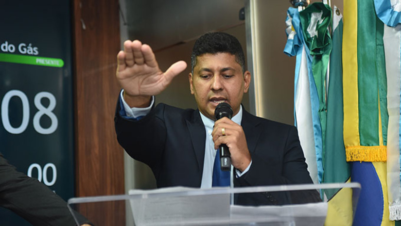   O vereador Genilson Alves (União) foi eleito presidente da Câmara Municipal de Mossoró para o biênio 2025/2026, hoje (1º). Ele obteve 19 votos favoráveis. Em sua trajetória de vida, Genilson Alves lembra do tempo que trabalhou como flanelinha no Centro de Mossoró e os esforços que fez para vencer na vida como empresário e como representante do povo. Nos últimos 4 anos, exerceu a função de lider do governo e agora recebeu o apoio da casa para assumir a presidência do Palácio Rodolfo Fernandes. 