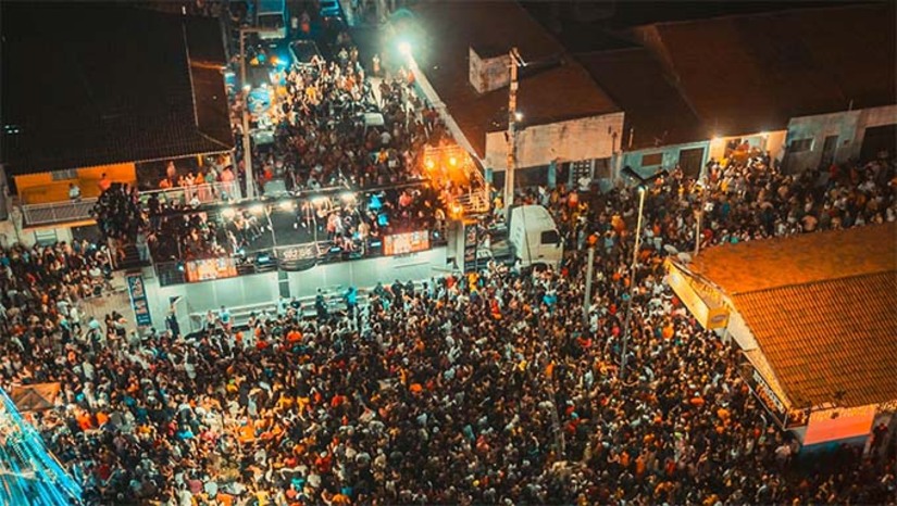 Imagem 1 -  O destaque da noite ficou por conta do cantor Nattanzinho Lima, que se apresentou pela primeira vez na região. Considerado o Fenômeno do momento, o cantor que está arrastando multidões por todo o Brasil, comandou a festa e fez o maior show da história de Grossos. A Realização do show movimentou o comércio local beneficiando tanto os pequenos empreendedores quanto as empresas estabelecidas no município.