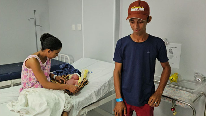 Imagem 1 - Fruto de uma gravidez de risco, Noa Ravi nasceu às 3h44 no Hosital Maternidade Almeida Castro, com muita saúde. Segundo conta os pais Luis e Érica, o nascimento com saúde de Ravi é graças a atenção especial, em domicílio, dispensada pela equipe de saúde da família da localidade de Piquiri, zona rural de Mossoró-RN. O casal reside na comunidade do Carmo, que fica próximo. Imagem 1 - Fruto de uma gravidez de risco, Noa Ravi nasceu às 3h44 no Hosital Maternidade Almeida Castro, com muita saúde. Segundo conta os pais Luis e Érica, o nascimento com saúde de Ravi é graças a atenção especial, em domicílio, dispensada pela equipe de saúde da família da localidade de Piquiri, zona rural de Mossoró-RN. O casal reside na comunidade do Carmo, que fica próximo.