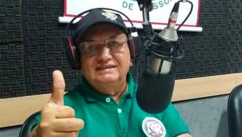 Imagem 1 -  Dono de uma das vozes mais bonitas do radio, Tony dedicou mais de 40 anos de sua vida a radiofonia, iniciando a sua carreira na Rádio Difusora de Mossoró, mudou-se para Juazeiro no Ceará, depois retornou à Mossoró onde entrou para Rádio Rural, apresentando vários programas, reportagens especiais e ganhou destaque na apresentação do concurso A Mais Bela Voz.  O comunicador havia se aposentado desde 2019, quando deixou os microfones da Rádio Rural e lutava contra problemas cardíacos. Ele estava internado na UTI do hospital Wilson Rosado tratando de um AVC.  O velório acontece na Rua Melo Franco, em frente ao Tiro de Guerra, no centro de Mossoró, e o sepultamento está marcado para às 16:30h no cemitério Novo Tempo, na BR 304- Aeroporto.