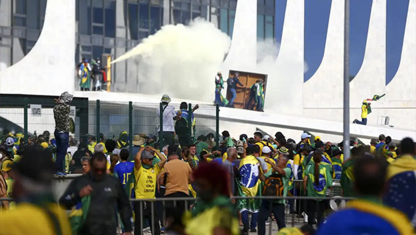 Imagem 1 -  Solenidade em Brasília terá participação do presidente Lula. De acordo com nota divulgada pelo Palácio do Planalto, uma extensa programação está prevista para marcar a data, em Brasília, com início às 9h30, quando terá início a devolução das obras de arte destruídas nos ataques de grupos bolsonaristas e, agora, restauradas.  Serão restituídas ao patrimônio público 21 peças, incluindo um relógio do século XVII, presente da Corte Francesa a Dom João VI, que virou símbolo dos atos antidemocráticos. A peça será entregue na Suíça.