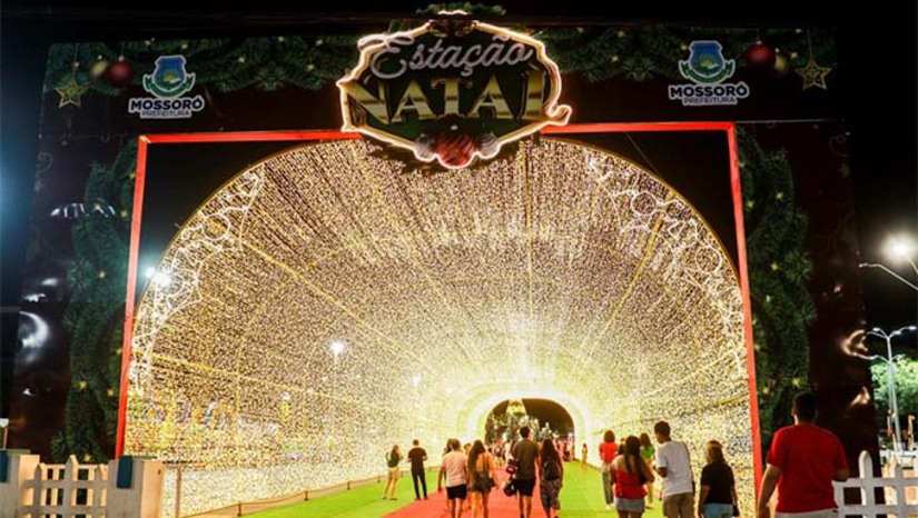 Imagem 1 -  Último dia do evento, “Estação Natal” chamou a atenção de turistas e mossoroenses que vieram à Estação das Artes para prestigiar e viver o espírito natalino. A professora aposentada Ana Maria Andrade Pereira e o esposo engenheiro agrônomo Antônio Pereira da Silva vieram da cidade de Patu, para aproveitarem a última noite do “Estação Natal". Seu Antônio até enfatizou que o evento deveria ser copiado por todas as cidades do Nordeste. O Estação Natal foi lançado no dia 30 de novembro e contou com uma programação cultural e diversas atividades que encantou mais uma vez quem veio prestigiá-lo.