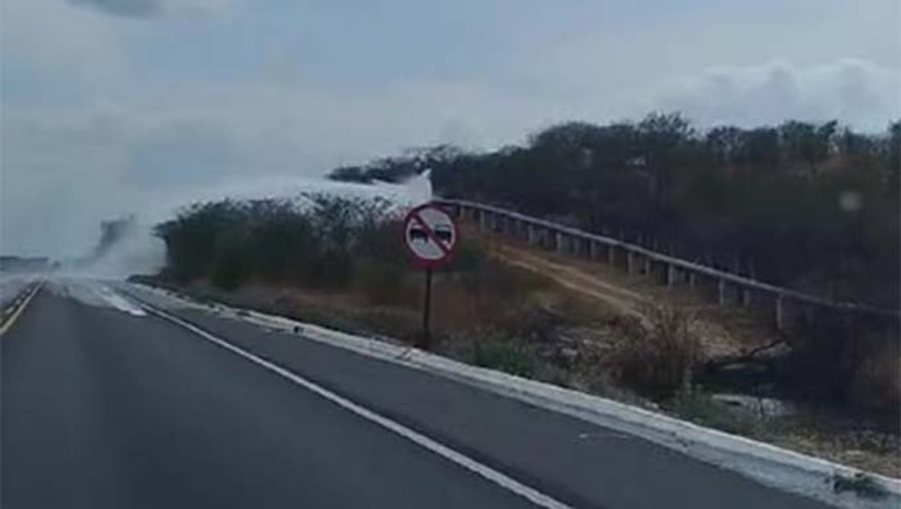 Imagem 1 -  Equipes da Caern identificaram um vazamento nas margens da BR-304, próximo a cidade de Angicos e  rapidamente desligaram o sistema. Com o desligamento, o abastecimento está suspenso para as cidade de Angicos, Fernando Pedroza, Pedro Avelino, Lajes, Pedra Preta, Caiçara do Rio dos Ventos, Jardim de Angicos, Riachuelo, Cachoeira do Sapo, zona rural de Santana do Matos e Santa Maria. A previsão da empresa é que o sistema retorne no final da tarde desta terça-feira (7) . Para normalizar o abastecimento das cidades e comunidades atendidas são necessárias 72 horas.