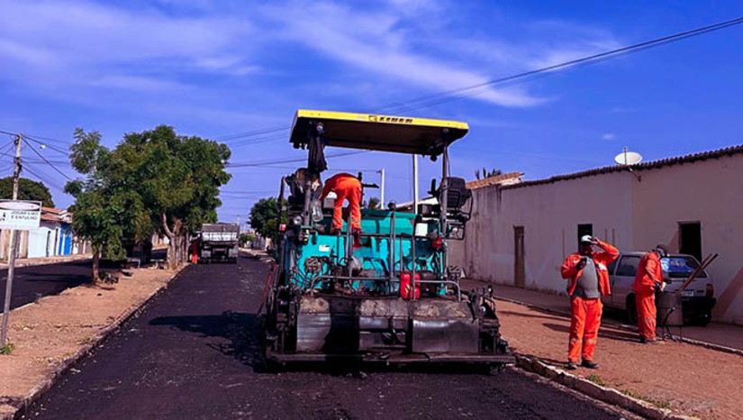Imagem 1 -  Kênio inicia gestão priorizando obras de infraestrutura importantes em Serra do Mel. Entre as primeiras ações estão o capeamento asfáltico das ruas José Baliza de Souza e João Paulino de Oliveira, calçadas na gestão anterior. As duas vias são consideradas estratégicas para a mobilidade da população. “Com essas obras, a gestão municipal inicia e reforça seu compromisso de dar continuidade ao desenvolvimento e a qualidade de vida dos serramelenses”, pontuou o prefeito.