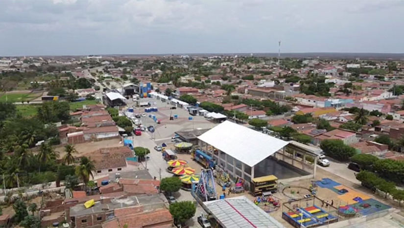 Imagem 1 -  Em Caraúbas, são duas programações: uma religiosa, comandada pelo jovem padre  Íkaro Drêan da Silva Rêgo, e outra de shows na praça de eventos, comandada pelo jovem prefeito Givago Barrato com mais de 30 bandas, algumas de renome nacional 