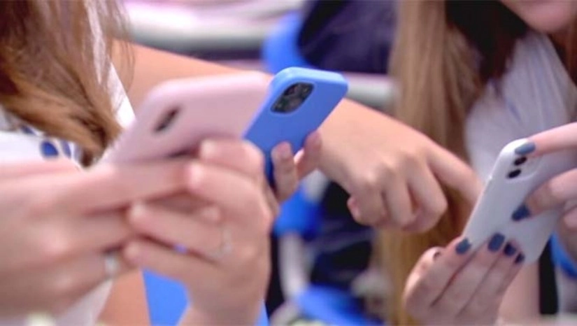   O projeto proíbe o uso de celulares durante a aula, o recreio ou intervalos entre as aulas, para todas as etapas da educação básica. Ficam excepcionadas da proibição as situações de estado de perigo, de necessidade ou caso de força maior. Com a proposta, os alunos podem utilizar celulares em sala de aula somente para fins estritamente pedagógicos ou didáticos, seguindo a orientação dos profissionais de educação, sob os critérios: garantir a acessibilidade; a inclusão; atender às condições de saúde dos estudantes e garantir os direitos fundamentais.