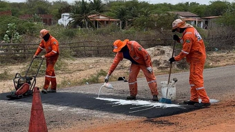   As lombadas estão sendo colocadas entre as comunidades rurais de Barra e Alagamar, no município de Grossos. A iniciativa tem como objetivo principal promover a segurança viária e reduzir o número de acidentes .  A rodovia litorânea Dehon Caenga, que tem  17,5km e interliga as cidades de Grossos e Tibau, foi restaurada em 2024. O techo faz parte do lote 1 do Programa de Restauração de Rodovias Estaduais, cuja ordem de serviço foi assinada em maio do ano passado.  A via  é fundamental para o turismo  da região Costa Branca, pois passa  pelas praias de Emanuelas, Gado Bravo, Areais Alvas, Alagamar e Pernambuquinho, com grande circulação de veículos principalmente no período de veraneio.