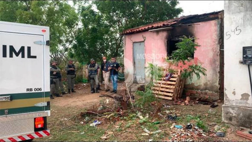   Corpo de Mulher é encontrado carbonizado dentro de residência, no Rincão. O corpo de Laíza das Graças Pereira, de 38 anos, foi encontrado no início da tarde desta segunda-feira (13). A vítima estava na casa com o filho, uma criança de 6 anos, quando o local começou a pegar fogo. Familiares contaram que o menino deixou a casa correndo, quando percebeu as chamas e pediu socorro. Ele também teria informado que chamou a mãe diversas vezes, mas não conseguiu fazê-la acordar. A polícia civil vai investigar o caso.