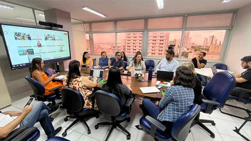   Sesap antecipa ações de combate às Arboviroses diante do aumento de casos identificados no RN. Composta por membros de todas as áreas da Sesap, a sala de situação vai auxiliar no enfrentamento à dengue com as avaliações técnicas e montagem de estratégias intersetoriais, ao lado do Centro de Operações de Emergências (COE), que começa a funcionar a partir da quinta-feira (16). “Estamos antecipando as ações porque a vigilância epidemiológica identificou um aumento expressivo de casos no fim de 2024. Esse é o momento que precisamos, mais uma vez, contar com a colaboração de todos no combate ao mosquito”, disse a secretária de Saúde Pública, Lyane Ramalho.