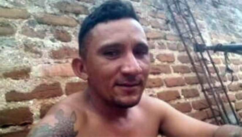   Umarizalense é morto a tiros enquanto estava na calçada de casa, em Apodi. O crime aconteceu na noite desta segunda-feira (13). Moiseis Nunes da Silva, de 36 anos, estava na calçada de sua residência, localizada no bairro Baixa do Caic, quando foi alvejado a tiros. De acordo com informações da polícia, um homem se aproximou em uma motocicleta e efetuou os disparos, sem que a vítima tivesse tempo de reagir. No local, os policiais localizaram diversos estojos deflagrados de pistola calibre 9mm. A polícia civil vai investigar o caso.