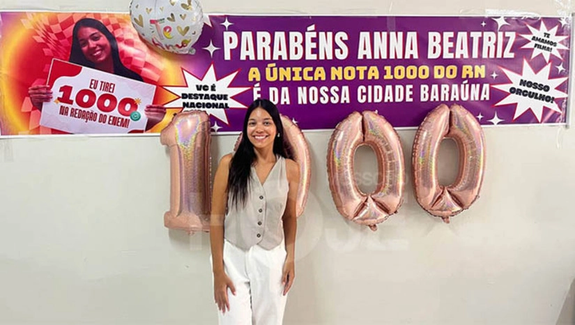   Aluna nota 1000 na redação do Enem mostra onde estudava e conta a trajetória até o resultado. A baraunense Anna Beatriz Rebouças Bezerra Veríssimo, de 21 anos, foi uma das 12 estudantes em todo o Brasil e a única no Rio Grande do Norte a conseguir alcançar a nota 1000 na redação do Enem 2024. Com 90% de acertos no Exame, Bia agora vai usar o resultado para tentar uma vaga no curso de medicina da Uern, por meio do Sisu. Nesta terça-feira (14), a equipe do MOSSORÓ HOJE foi até a casa da jovem, no município de Baraúna, para conhecer um pouco mais sobre a história, o local onde estudava e a trajetória até o resultado. 