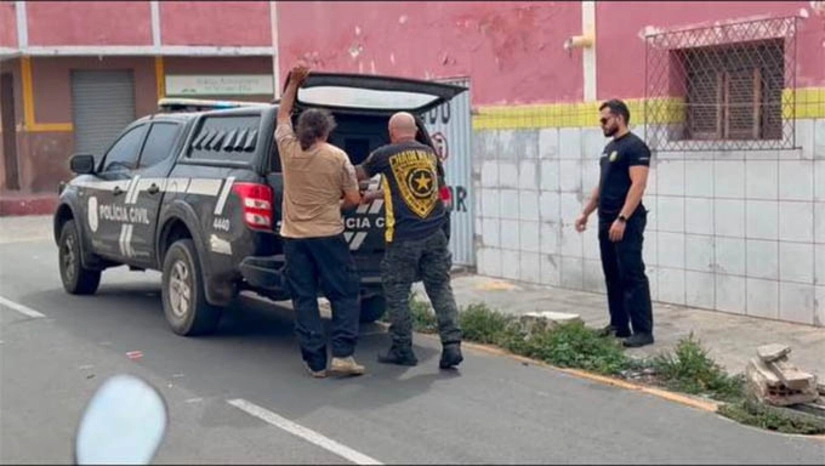   Polícia prende suspeito de traficar drogas no município de Areia Branca. Antônio Railton Pereira da Silva, conhecido como "Nego Tinga", foi preso em flagrante, nesta terça-feira (14). Os policiais identificaram que o suspeito utilizava áreas próximas à casa da mãe e da sogra dele como ponto de venda de drogas. Durante as diligências, Railton foi flagrado saindo de um imóvel não identificado e ao perceber a aproximação dos policiais, tentou fugir, descartando uma quantidade de substância entorpecente, possivelmente maconha, que deverá ser confirmada após perícia. 