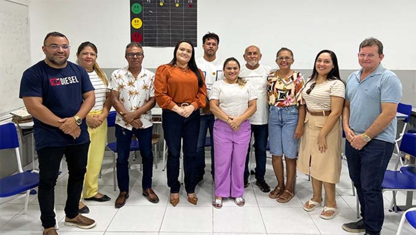 Imagem 1 -  O reajuste de 6,27% será pago já no mês de janeiro. Durante a reunião com os professores, a prefeita Cinthia garantiu também o pagamento de progressões salariais, 1/3 de férias e negociação de antigas perdas salariais da categoria. “Essas conquistas muito nos orgulham, pois investir na educação é permitir que todos tenham oportunidade de sonhar e transformar suas realidades”, ressaltou a prefeita.
