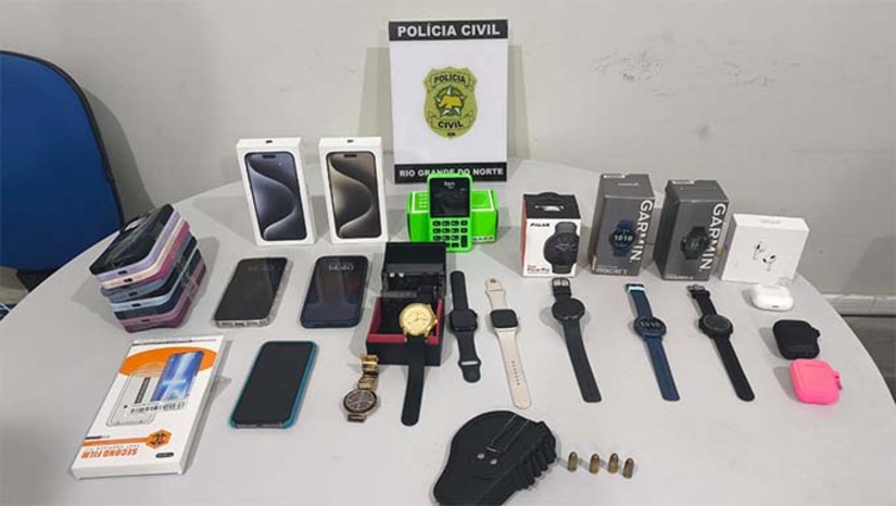 Imagem 1 - Os produtos haviam sido furtados no dia 9 de janeiro de uma loja de eletrônicos na Rua João da Escóssia, bairro Nova Betânia, em Mossoró-RN. Um suspeito de 29 anos foi preso em flagrante e autuado por crimes de receptação qualificada e posse ilegal de arma de fogo. Com ele, além dos produtos de roubo, foi encontrado munições de calibre .380. A Polícia acredita que ele usava as redes sociais para vender produtos roubados. Imagem 1 - Os produtos haviam sido furtados no dia 9 de janeiro de uma loja de eletrônicos na Rua João da Escóssia, bairro Nova Betânia, em Mossoró-RN. Um suspeito de 29 anos foi preso em flagrante e autuado por crimes de receptação qualificada e posse ilegal de arma de fogo. Com ele, além dos produtos de roubo, foi encontrado munições de calibre .380. A Polícia acredita que ele usava as redes sociais para vender produtos roubados.