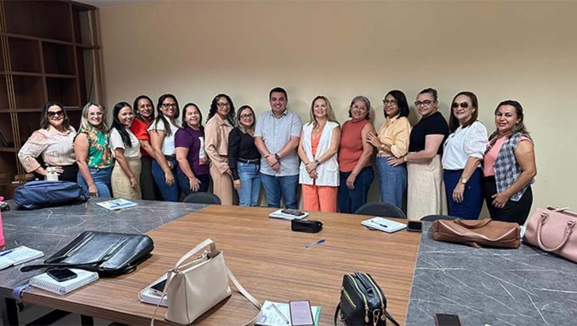 Imagem 1 -  A cidade de Serra do Mel, que tem cerca de 14 mil habitantes e está há 40 km de Mossoró,  está definindo o seu plano estratégico da educação. O prefeito Kênio Azevedo reuniu-se com a secretária de Educação, Milane Azevedo, além de diretoras e vice-diretoras das escolas municipais, para planejar o ano letivo de 2025. O encontro abordou o alinhamento de metas e estratégias para fortalecer a educação pública.