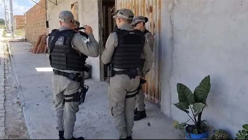 Imagem 1 -  A vítima foi identificada como Francisco Francuí Cardoso, de 46 anos, natural de Baraúna. Segundo a Dra. Cristiane Magalhães, titular da Delegacia de Homicídio e Proteção à Pessoa de Mossoró (DHPP), a vítima foi morta durante a madrugada, com cerca de quatro disparos, dentro de sua residência, e foi encontrado morto por familiares pela manhã. A Policia Civil esteve no local, colhendo informações para instalação do inquérito policial.