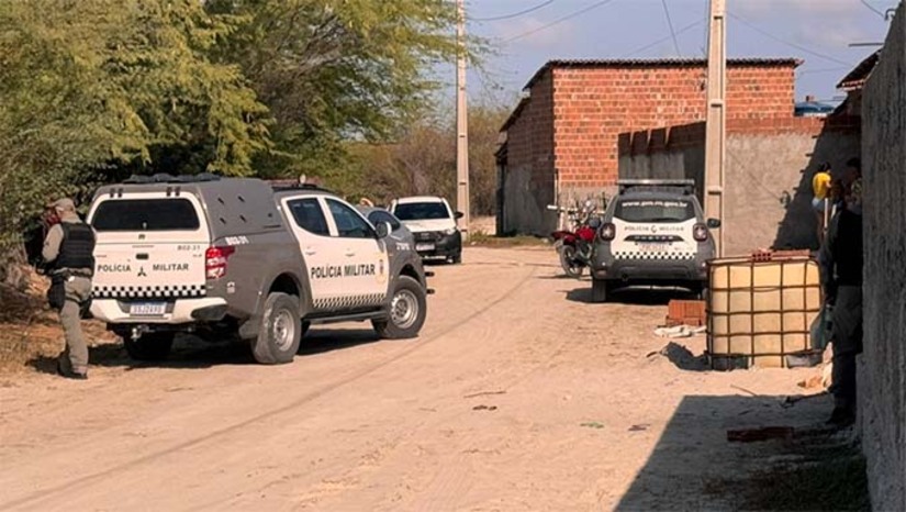 Imagem 1 -  A vítima é Izaias Costa de Souza, de 46 anos. PMs de Grossos foram informados que ele estava trabalhando na tarde desta sexta-feira (24), na construção de uma casa, nas proximidades do cemitério da comunidade de Barra, quando suspeitos  entraram  e o atingiram com vários disparos. Este é o primeiro homicídio registrado em 2025 em Grossos. O Itep foi acionado e o caso será investigado pela Polícia Civil.