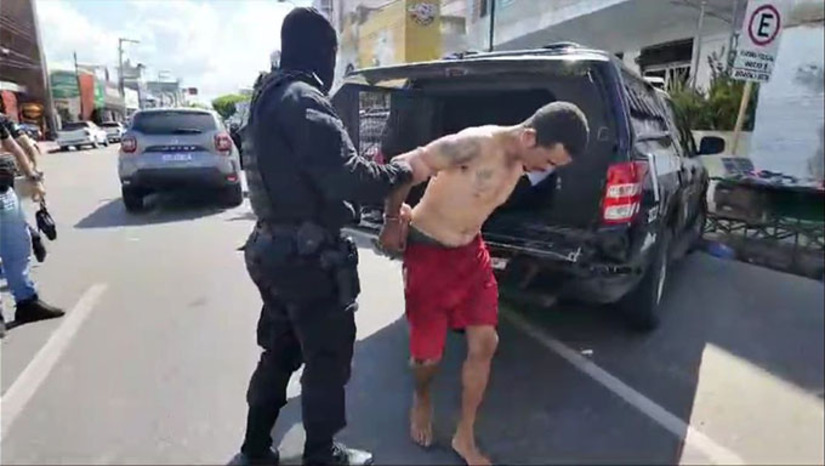 Imagem 1 -  Lucas da Costa, de 29 anos, estava escondido na casa de parentes no município de Caraúbas, pelos foi preso pelos delegados Victor Matheus e Elvies Tavares. Em Mossoró, Lucas da Costa, numa tentativa de assalto, teria atirado no adolescente de 12 anos, que na ocasião estava na companhia da mãe se deslocando numa motocicleta na direção da escola, no bairro Sumaré.