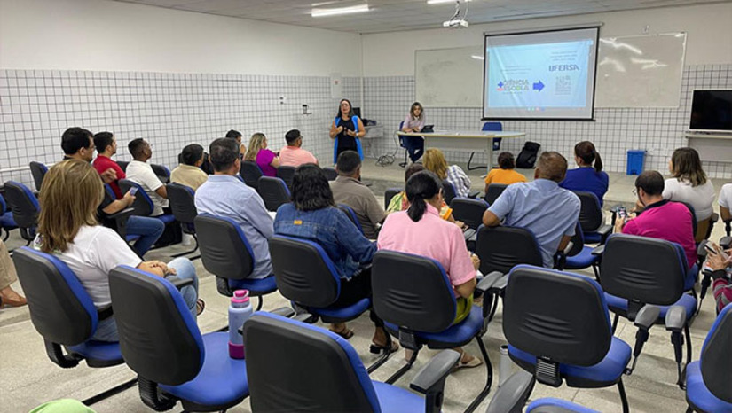 Imagem 1 -  Uma destas 15 escolas, fica no Assentamento Palheiros, zona rural de Upanema-RN e quatro em Mossoró-RN.  O projeto prevê investimento de mais ou menos 40 mil reais em equipamentos em cada uma destas escolas. Esta semana, a professora Midiã Medeiros Monteiro reuniu os representantes das 15 escolas contempladas no Campus Central da UFERSA, em Mossoró-RN, para explicar como vai acontecer a implantação dos laboratórios nas escolas, no período de janeiro de 2025 a novembro de 2026.